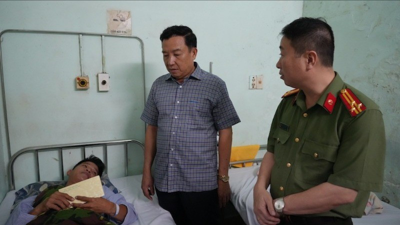 Đại tá Trần Văn Mười, Phó Giám đốc Công an tỉnh dẫn đoàn đã đến thăm hỏi, động viên Trung tá Đinh Quốc Hiện bị đối tượng bắn trọng thương và đang điều trị tại Bệnh viện Đa khoa Bình Thuận. dsc06322-3164.jpg