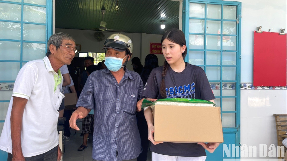 Sau khi phát xong, các thành viên mang những phần quà ra tận xe cho người già. img-9016-5373.jpg
