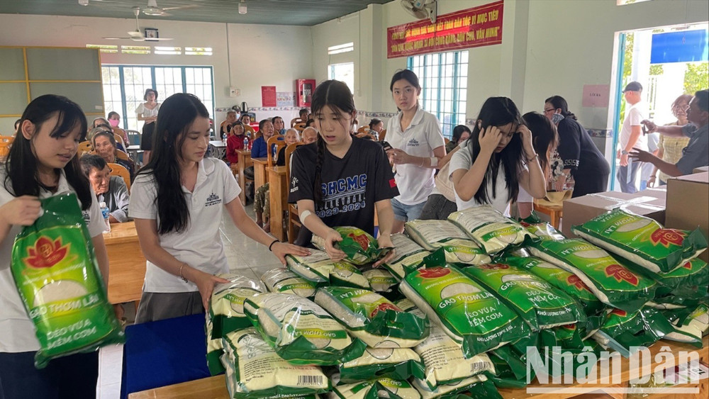 Các em sắp xếp phần quà để chuẩn bị tặng người có hoàn cảnh khó khăn. img-8962-918.jpg
