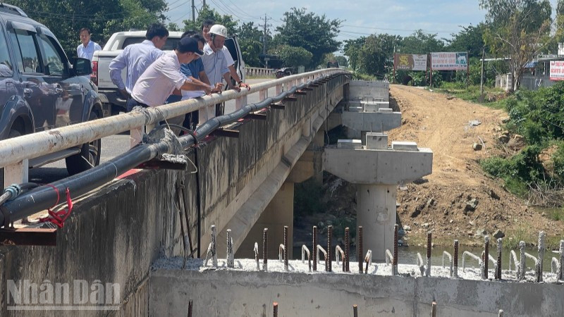 Cây cầu đang xây dựng dang dở do đường ống nước sạch chưa được di dời. ndo_bl_img-1552-9898.jpg
