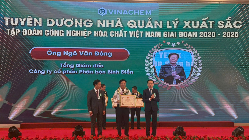 Ông Ngô Văn Đông, Tổng Giám đốc Công ty cổ phần Phân bón Bình Điền được vinh danh là Nhà quản lý xuất sắc Tập đoàn Công nghiệp Hóa chất Việt Nam giai đoạn 2020-2025. 4280c9ca1487a3d9fa96-6112.jpg
