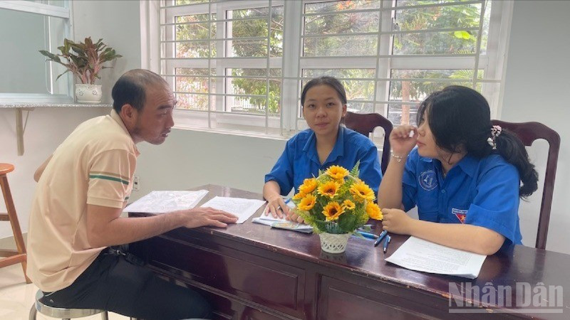 Đoàn viên hướng dẫn người dân làm thủ tục. ndo_br_img-0609-4970.jpg