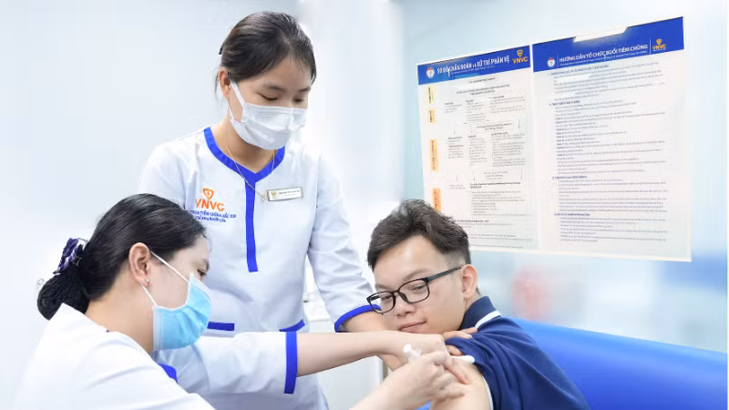 Người dân tiêm vaccine bệnh não mô cầu.