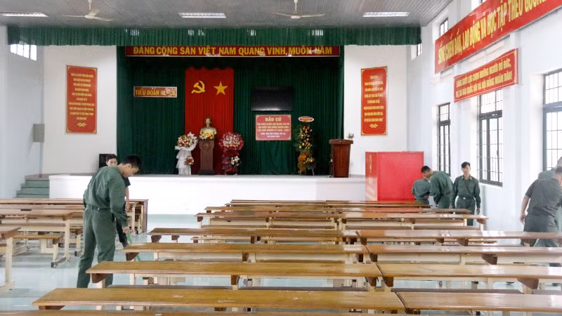 Các chiến sĩ chuẩn bị cho khu vực bầu cử.