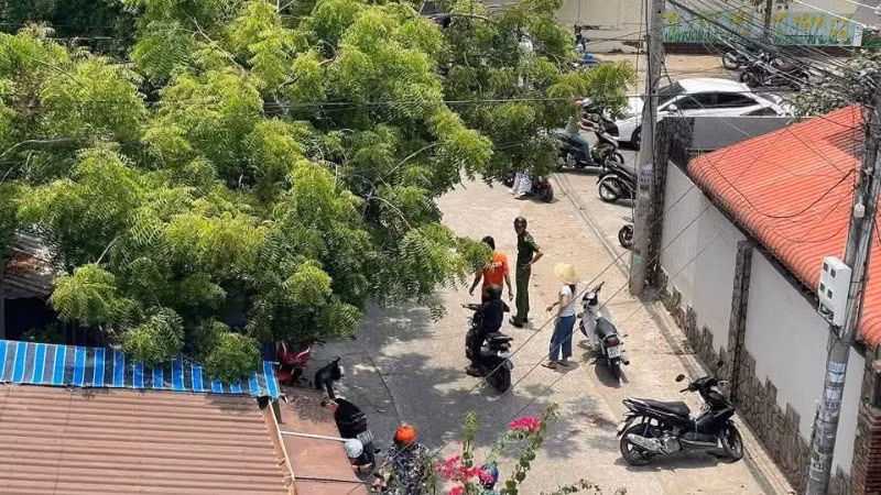 Công an khám nghiệm hiện trường. 