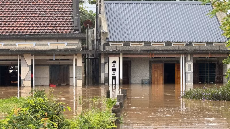 Nhiều nhà tại xã Hồng Sơn bị ngập sâu.