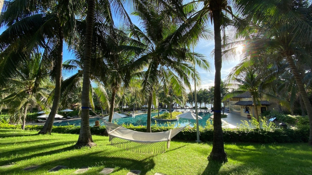 Pandanus Resort tiên phong áp dụng công nghệ vi sinh để ủ rác thải thực phẩm thành phân bón cho cây trồng, giảm thiểu đáng kể lượng rác thải ra môi trường. copy-of-orchid-pool-side-2-8465.jpg