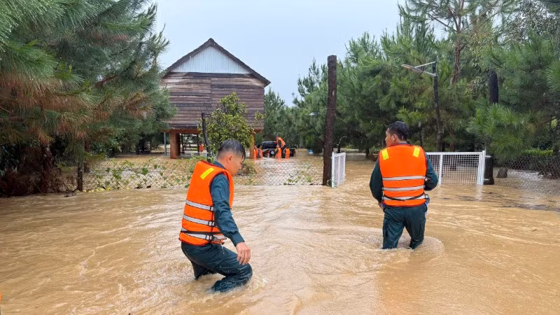 Cơ quan chức năng vẫn đang tiếp tục hỗ trợ người dân.