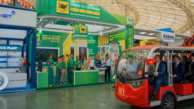 Lãnh đạo Công ty cổ phần Phân bón Bình Điền cùng cán bộ nhân viên chào đón Đoàn Lãnh đạo Đảng, Nhà nước ghé ngang gian hàng ngay sau Lễ khai mạc Triển lãm.