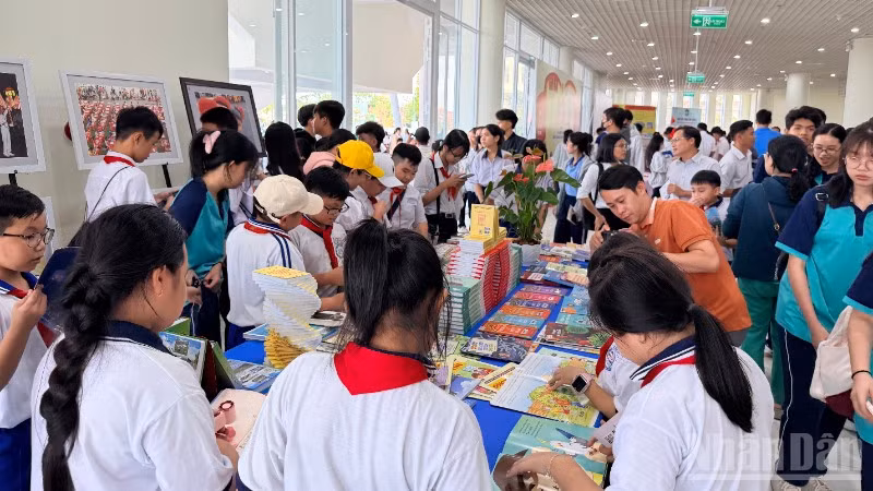 Các bạn học sinh đọc sách.