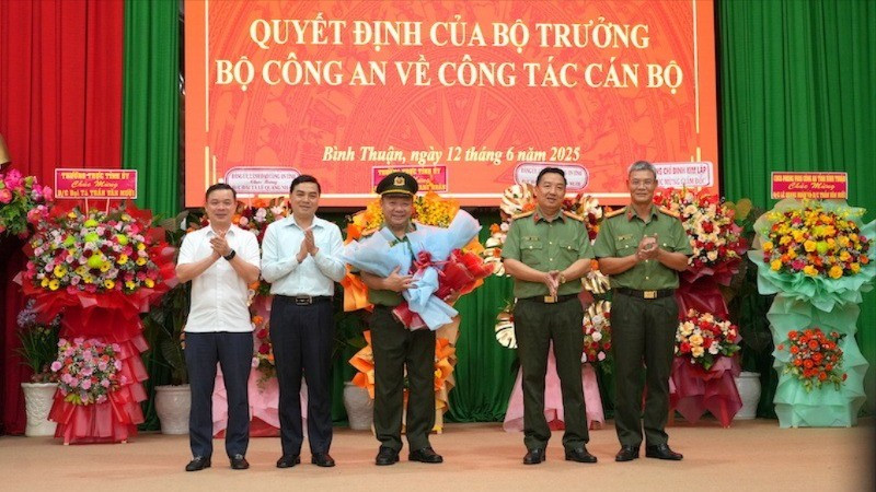 Lãnh đạo tỉnh tặng hoa chúc mừng Đại tá Lê Quang Nhân. 5-5085.jpg