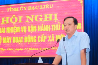 Đồng chí Huỳnh Quốc Việt, Ủy viên dự khuyết Trung ương Đảng, Phó Bí thư Thường trực Tỉnh ủy Bạc Liêu phát biểu chỉ đạo tại hội nghị.