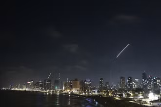 Hệ thống phòng không Israel đánh chặn tên lửa tấn công vào Tel Aviv, ngày 19/6/2025. (Ảnh: THX/TTXVN)