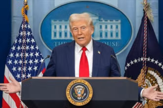Tổng thống Mỹ Donald Trump phát biểu trong một cuộc họp báo diễn ra tại Nhà trắng, tháng 1/2025. (Ảnh: Tân Hoa Xã)