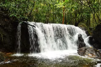 Một dòng thác trên dòng Suối Tranh với cảnh sắc thiên nhiên hữu tình.