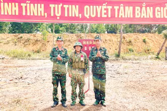 Ban chỉ huy Tiểu đoàn 5 tuyên dương học viên bắn giỏi.