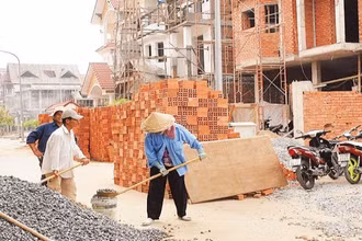 Một công trình xây dựng tại Quận 7, Thành phố Hồ Chí Minh. (Ảnh TÙNG QUANG)