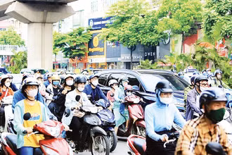 Hà Nội đang thực hiện nhiều giải pháp để chuyển đổi xe máy chạy xăng sang phương tiện xanh trong Vành đai 1. (Ảnh THANH HẢI)