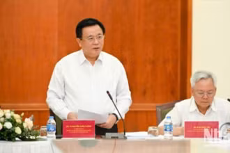 Giáo sư, Tiến sĩ Nguyễn Xuân Thắng, Ủy viên Bộ Chính trị, Giám đốc Học viện Chính trị quốc gia Hồ Chí Minh, Chủ tịch Hội đồng Lý luận Trung ương phát biểu khai mạc và đề dẫn hội thảo. (Ảnh: THẾ ĐẠI)