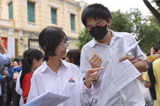 Thí sinh trao đổi về đề thi môn Toán Kỳ thi tốt nghiệp THPT năm 2025 trước Điểm thi. (Ảnh: ĐẠI THẮNG)
