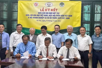 Đại diện Hội Doanh nghiệp sản xuất và kinh doanh thuốc bảo vệ thực vật Việt Nam, Hội Hóa học Việt Nam, Hiệp hội Phân bón Việt Nam ký biên bản ghi nhớ hợp tác.