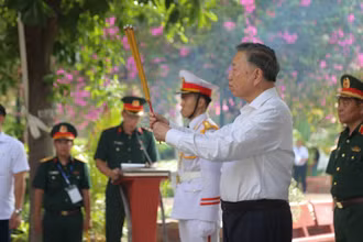 Tổng Bí thư, Chủ tịch nước Tô Lâm dâng hương tại Tượng đài Tổng Bí thư Trần Phú.