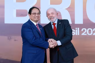 Tổng thống Cộng hòa Liên bang Brazil Lula da Silva đón Thủ tướng Phạm Minh Chính tham dự Hội nghị Thượng đỉnh BRICS mở rộng năm 2025. (Ảnh: TTXVN)