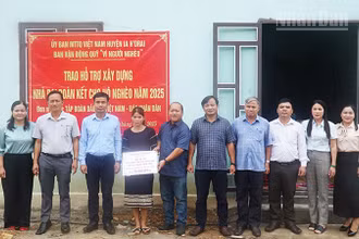 Trao nhà đại đoàn kết cho chị Ksor Biu.
