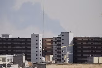 Khói bốc lên sau một vụ tấn công tại Tehran, Iran. (Ảnh: THX/TTXVN)
