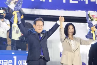 Tân Tổng thống Hàn Quốc Lee Jae Myung và Phu nhân Kim Hye Kyung tại tòa nhà Quốc hội, ngày 4/6/2025. (Ảnh: Tân Hoa Xã)