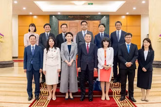 Đồng chí Lê Minh Hưng, Ủy viên Bộ Chính trị, Bí thư Trung ương Đảng, Trưởng Ban Tổ chức Trung ương, Chủ tịch Nhóm Nghị sĩ hữu nghị Việt Nam-Nhật Bản tiếp bà Obuchi Yuko, Hạ nghị sĩ, Chủ tịch Liên minh Nghị sĩ hữu nghị Nhật Bản-Việt Nam. (Ảnh: TTXVN)