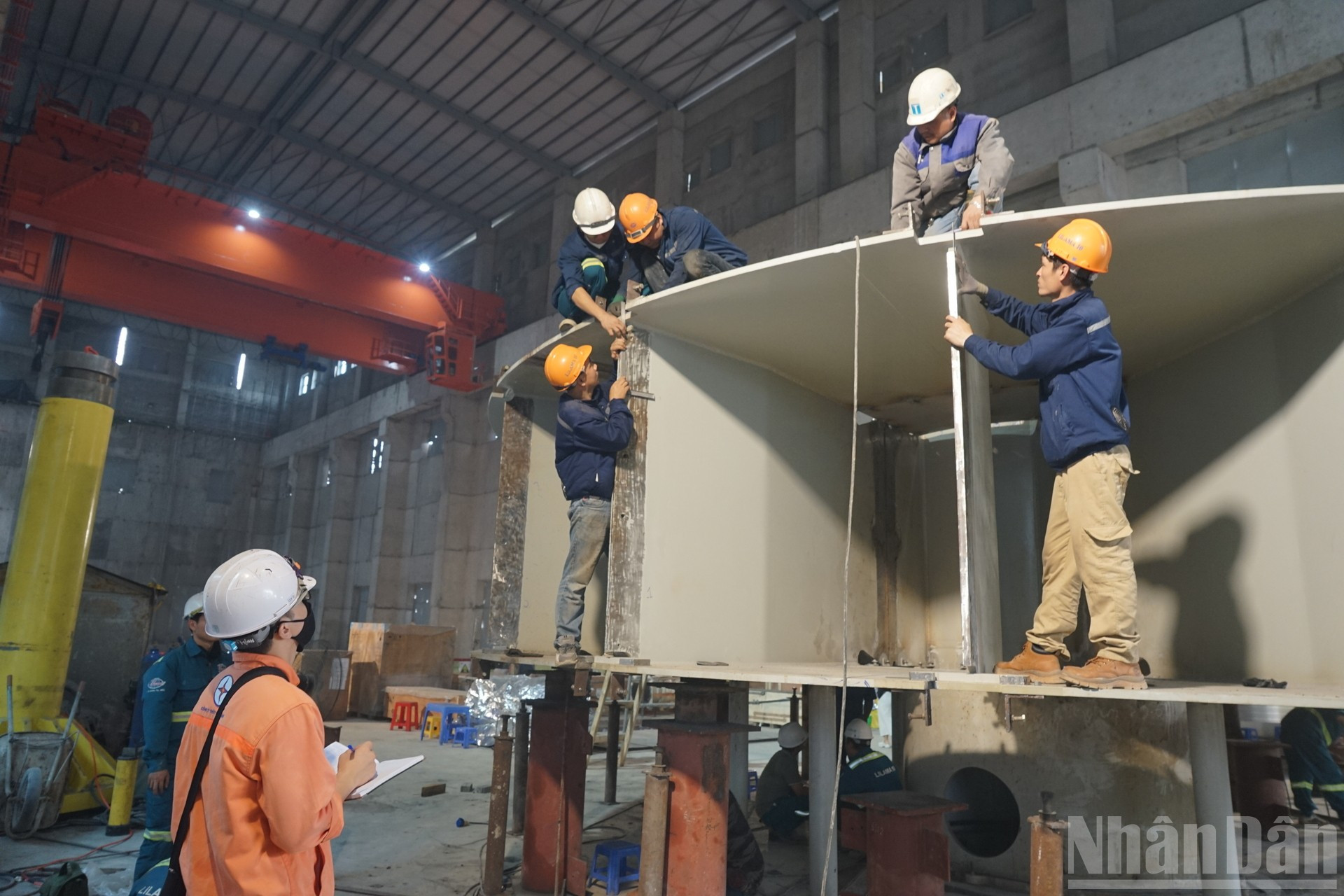 Nhiều cụm thiết bị quan trọng khác như tuốc-bin, stayring, hệ thống côn khuỷu… cũng đã được lắp đặt hoàn thiện. (Ảnh: TRUNG HƯNG) ndo_br_dsc02521.jpg