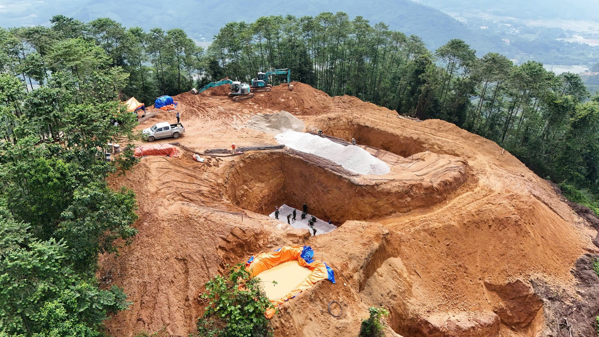 Các mũi thi công tranh thủ thời tiết thuận lợi để đổ bê-tông móng cột. Khối lượng toàn tuyến lên tới 45.000m³, đòi hỏi tiến độ thi công khẩn trương, chính xác. (Ảnh: NGỌC LINH) vt140-2.jpg