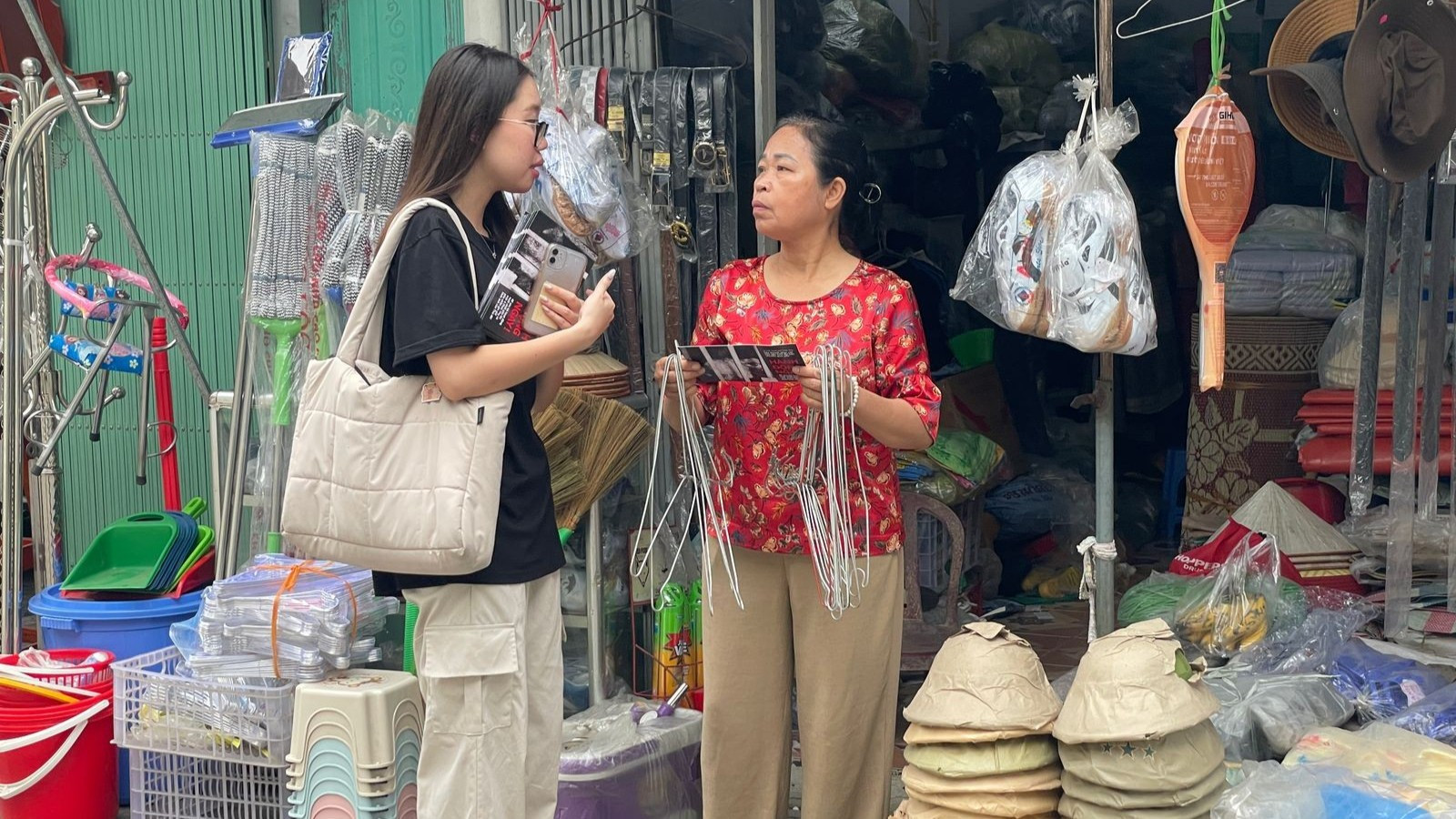 Tuyên truyền đến người dân Phúc Thọ để kêu gọi cộng đồng cùng chung tay thuyết phục các hộ nuôi gấu tại địa phương chuyển giao gấu về trung tâm cứu hộ. (Ảnh: ENV) 2381034-n-8996.jpg