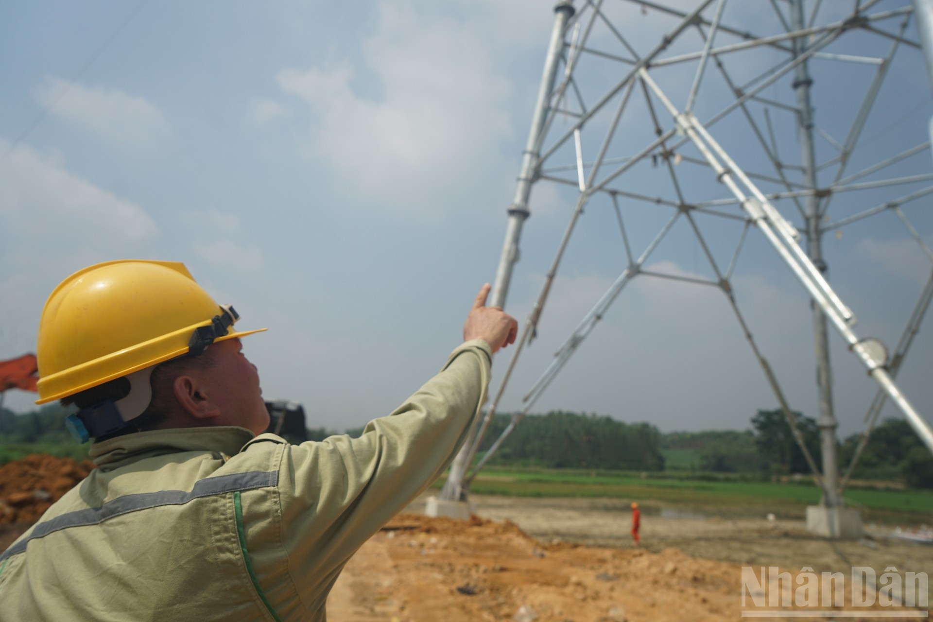 Lãnh đạo các đơn vị đều bám hiện trường cùng cán bộ, công nhân, trực tiếp tháo gỡ vướng mắc tại chỗ. (Ảnh: TRUNG HƯNG) ndo_br_dsc02492.jpg