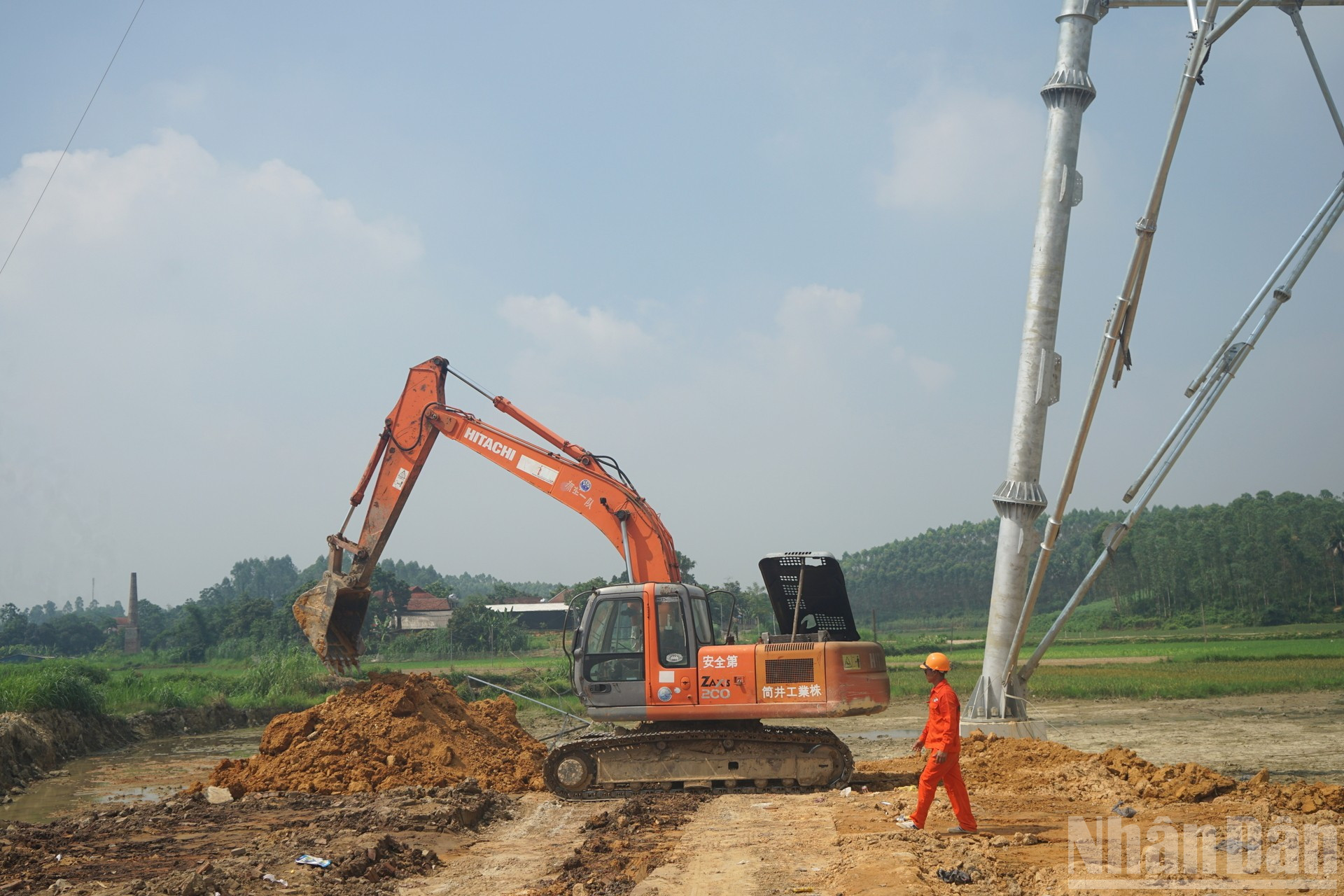 Mỗi mét đường được mở ra, mỗi cột thép được dựng lên là thành quả của sự kiên trì, sáng tạo và bền bỉ “vượt nắng, thắng mưa” của cả tập thể. (Ảnh: TRUNG HƯNG) ndo_br_dsc02479.jpg