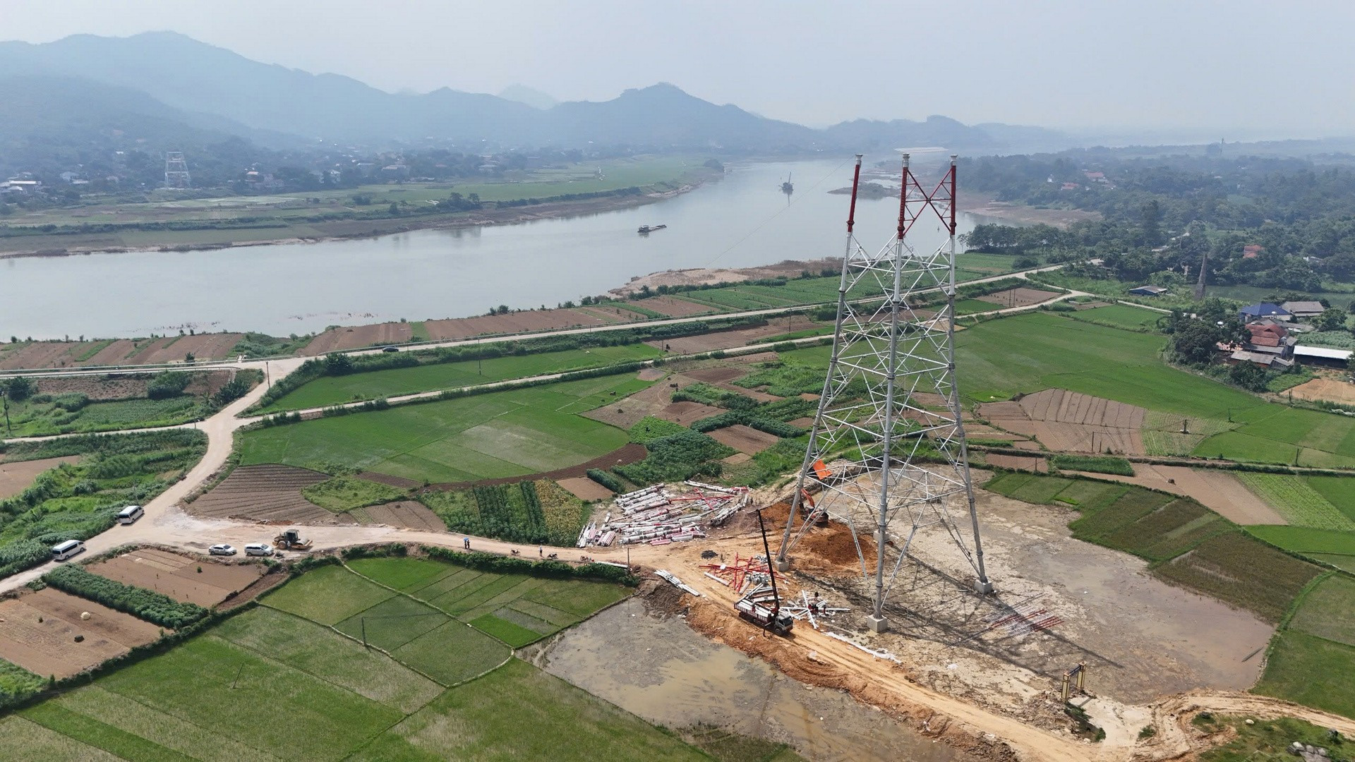 Cột VT369 vượt sông Lô có chiều cao 130m, trọng lượng hơn 351 tấn - là một trong những vị trí phức tạp nhất toàn tuyến, đòi hỏi kỹ thuật và thiết bị chuyên dụng. (Ảnh: NGỌC LINH) vt369.jpg