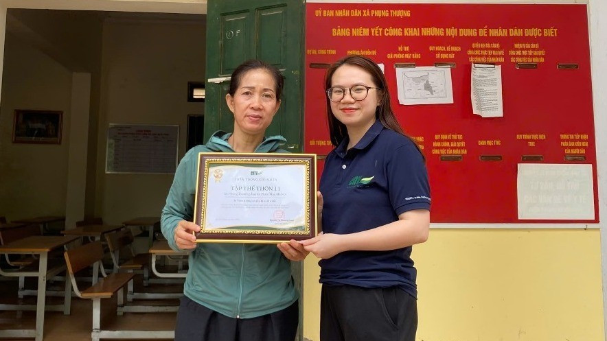 Đại diện ENV trao chứng nhận không còn gấu nuôi nhốt cho đại diện thôn 11, xã Phụng Thượng (cũ) – nay thuộc xã Phúc Thọ, Hà Nội. (Ảnh: ENV) 558646223489-n-6244.jpg
