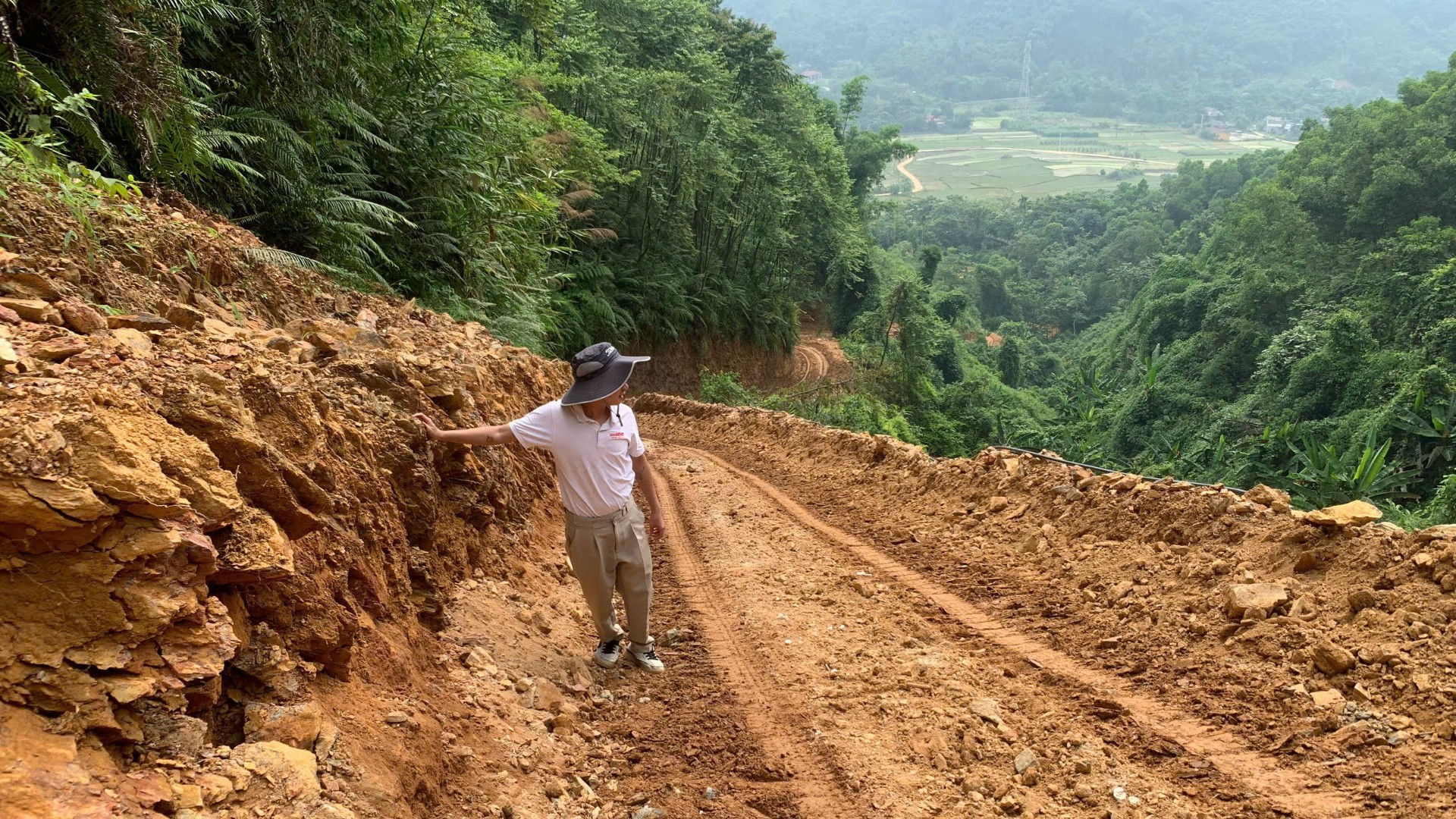Đường công vụ tại xã Lâm Thượng (Lào Cai) dẫn vào vị trí thi công. Chỉ cần qua một cơn mưa là con đường sẽ trở nên lầy lội, gây khó khăn trong việc vận chuyển vật tư, thiết bị tới vị trí thi công. (Ảnh: THÙY DUNG) z9966973e69f53e-1853.jpg