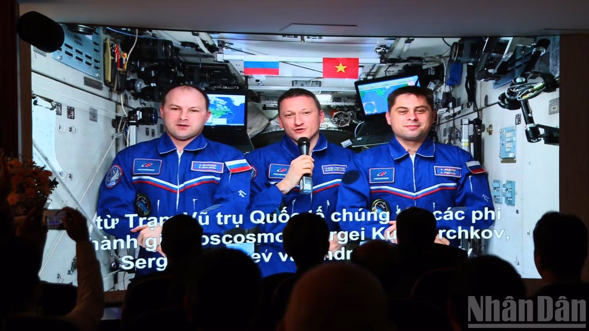 Các phi hành gia Nga gửi lời chào Việt Nam từ Trạm Vũ trụ quốc tế. (Ảnh: TRUNG HƯNG)