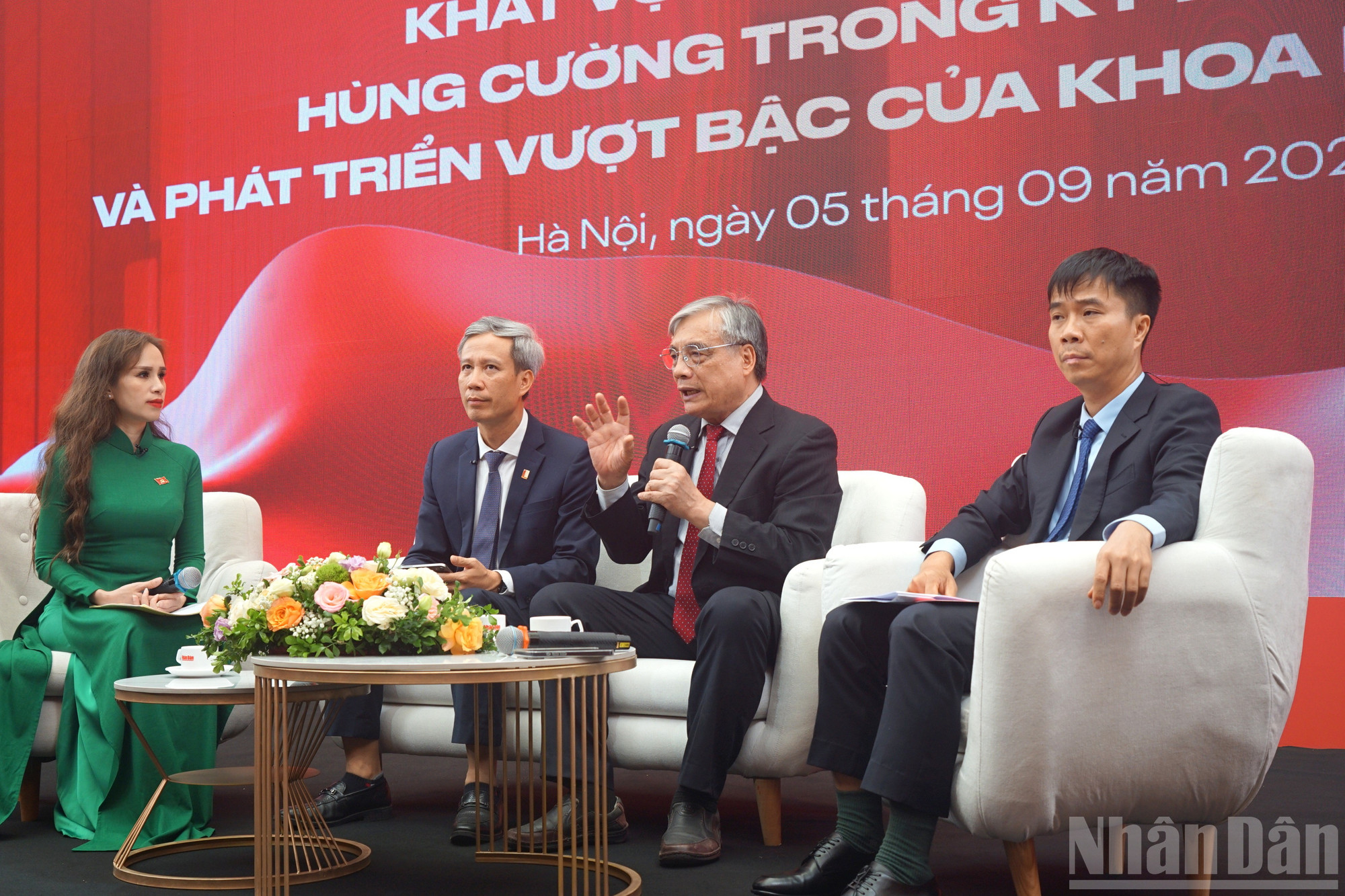 សាស្ត្រាចារ្យរង បណ្ឌិត Tran Dinh Thien - អតីតសមាជិកក្រុមប្រឹក្សាគោលនយោបាយជាតិ អតីតនាយកវិទ្យាស្ថានសេដ្ឋកិច្ចវៀតណាម បាននិយាយនៅក្នុងសិក្ខាសាលានេះ។ ndo_br_dsc02958.jpg