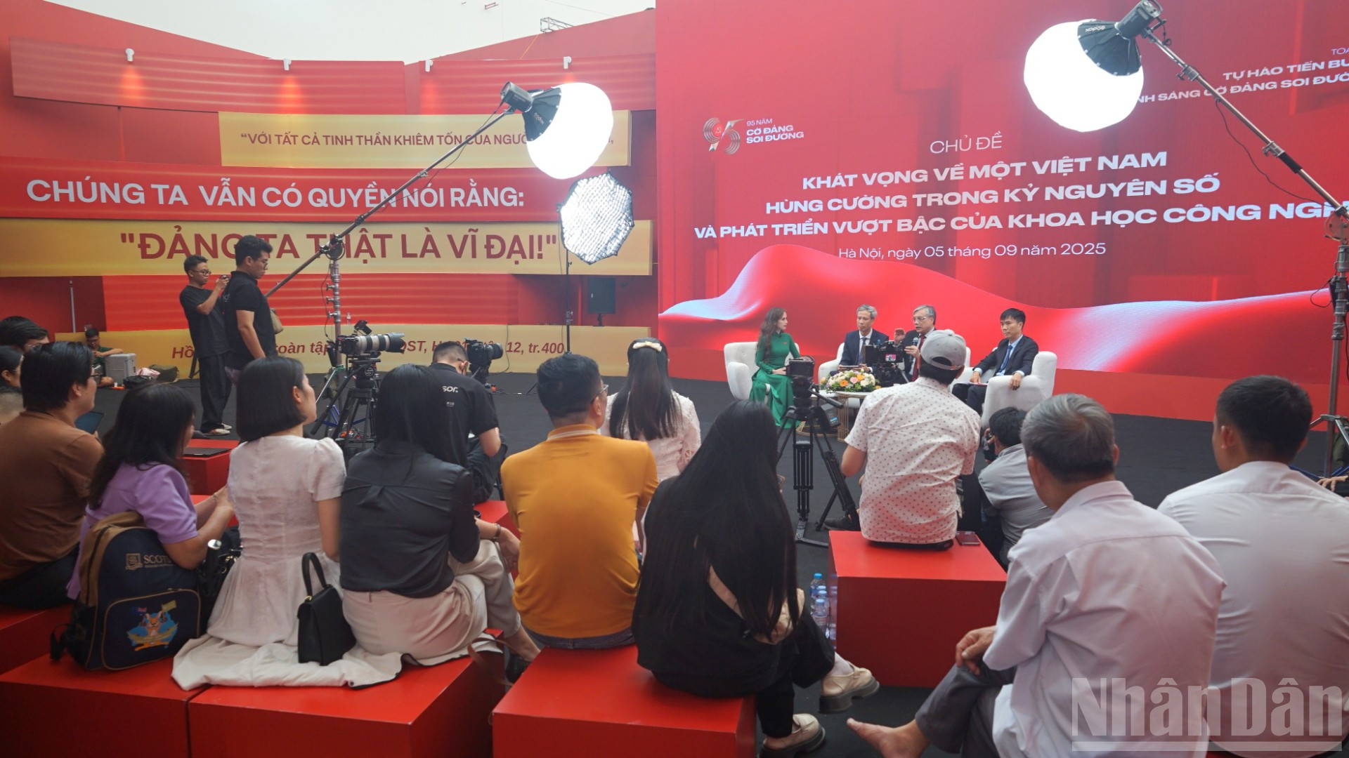 ទិដ្ឋភាពបែប Panoramic នៃសាលដែលសិក្ខាសាលាបានធ្វើឡើង។ ndo_br_dsc02963-5890.jpg