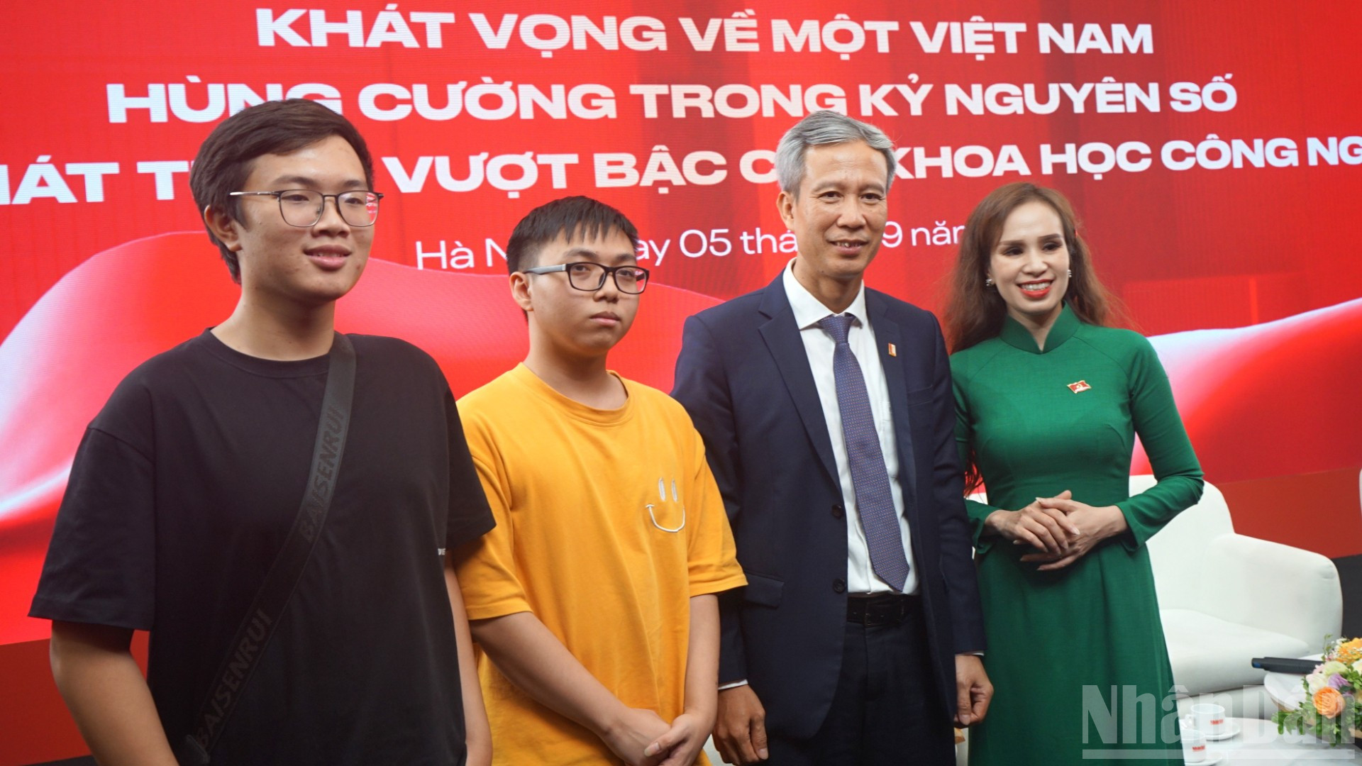 Khán giả trẻ giao lưu cùng khách mời tại Tọa đàm. (Ảnh: TRUNG HƯNG) ndo_br_dsc03068.jpg