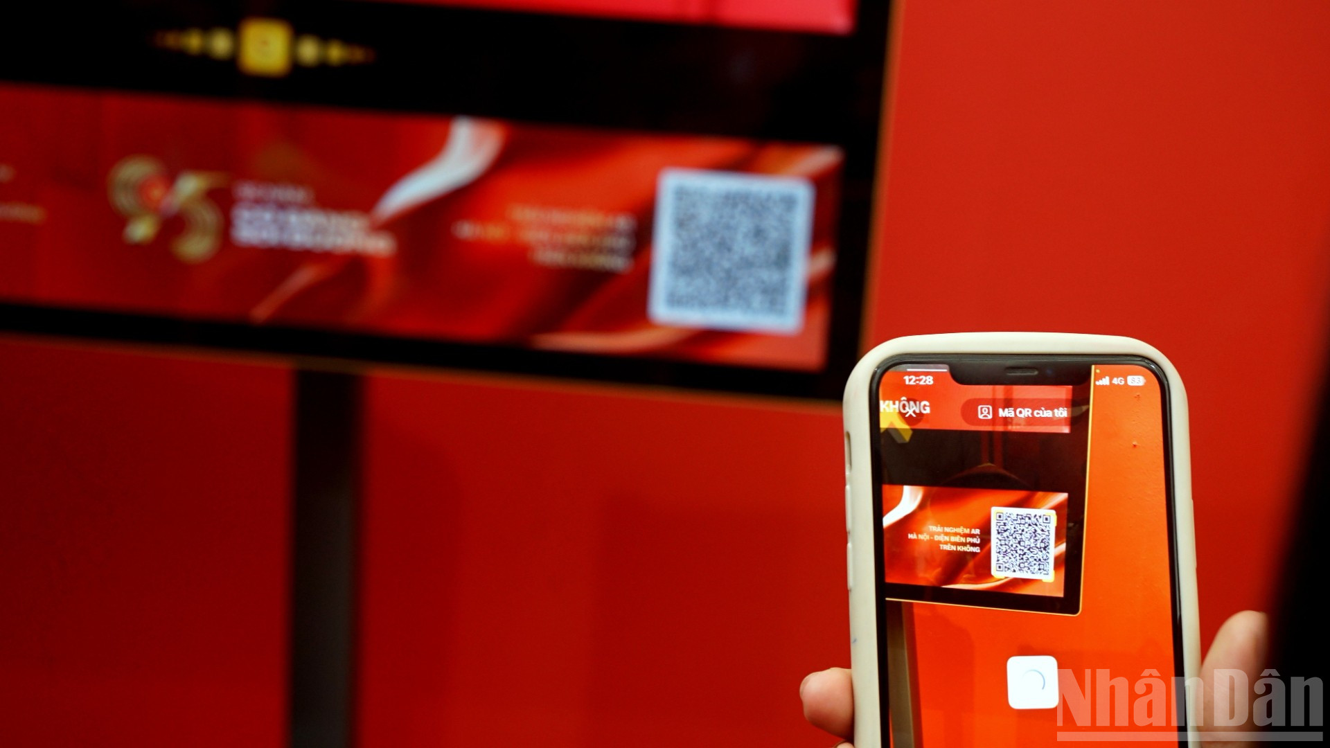 Quét mã QR để trải nghiệm công nghệ số tích hợp tại triển lãm. (Ảnh: TRUNG HƯNG) ndo_br_dsc03255.jpg