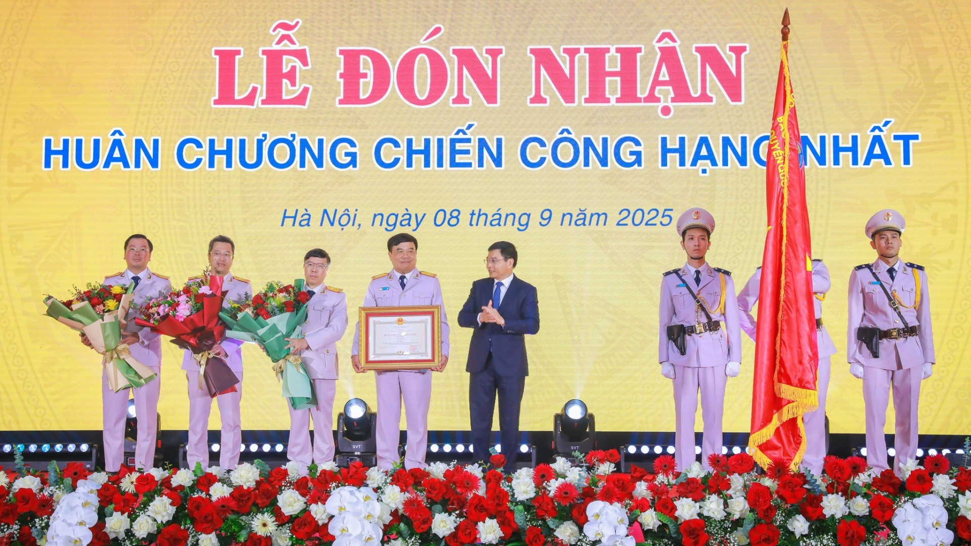 Bộ trưởng Tài chính Nguyễn Văn Thắng thừa ủy quyền Chủ tịch nước trao Huân chương Chiến công hạng Nhất tặng Cục Hải quan. 545814756-1382695123429576-1722800767347066880-n-8004.jpg