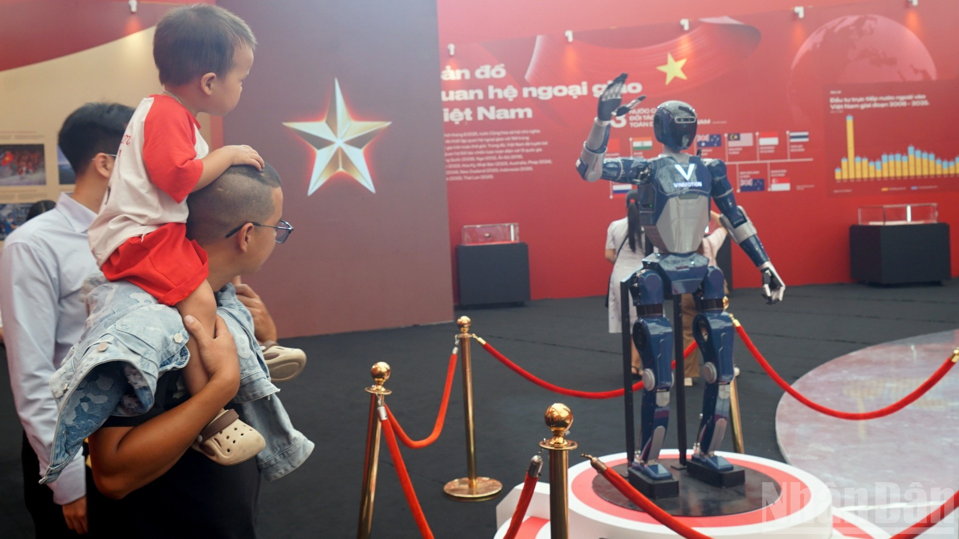 Mô hình robot hình người do VinMotion và VinRobotics phát triển trưng bày tại triển lãm thu hút đông đảo khách tham quan.