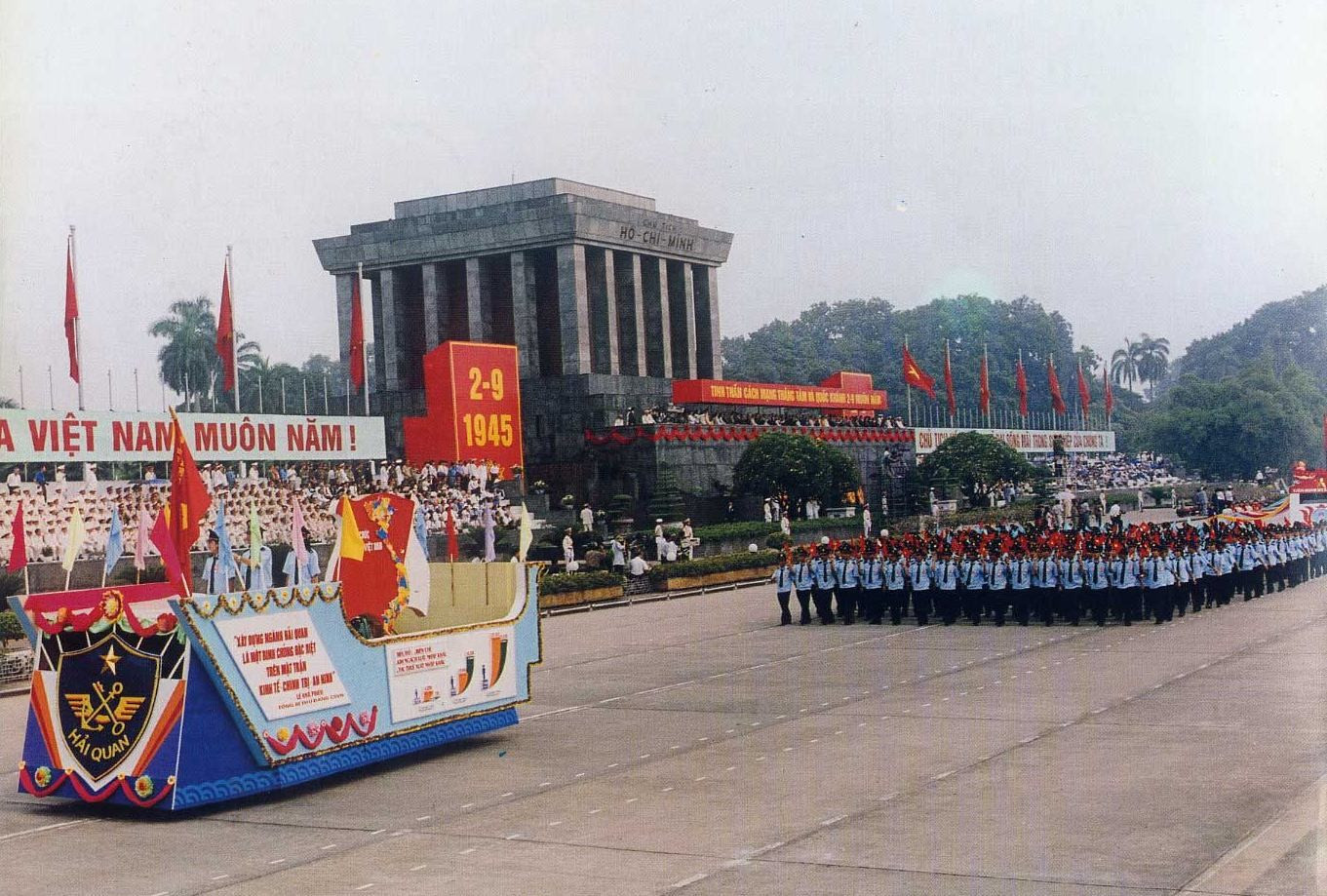 Hải quan Việt Nam diễu hành tại Lễ kỷ niệm Quốc khánh nước Cộng hòa xã hội chủ nghĩa Việt Nam năm 2000. anh-2-2.jpg