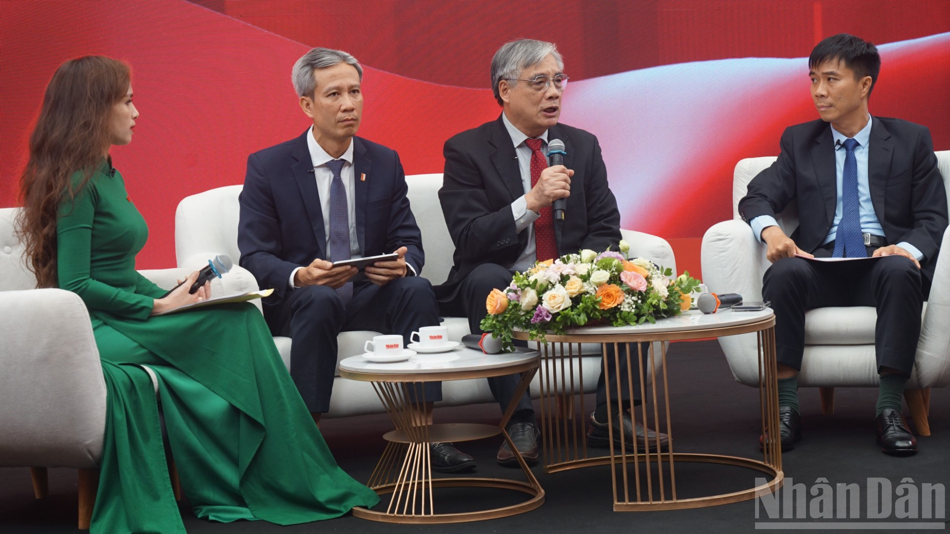 Các chuyên gia chia sẻ tại tọa đàm. (Ảnh: TRUNG HƯNG) ndo_br_dsc02914-8676.jpg