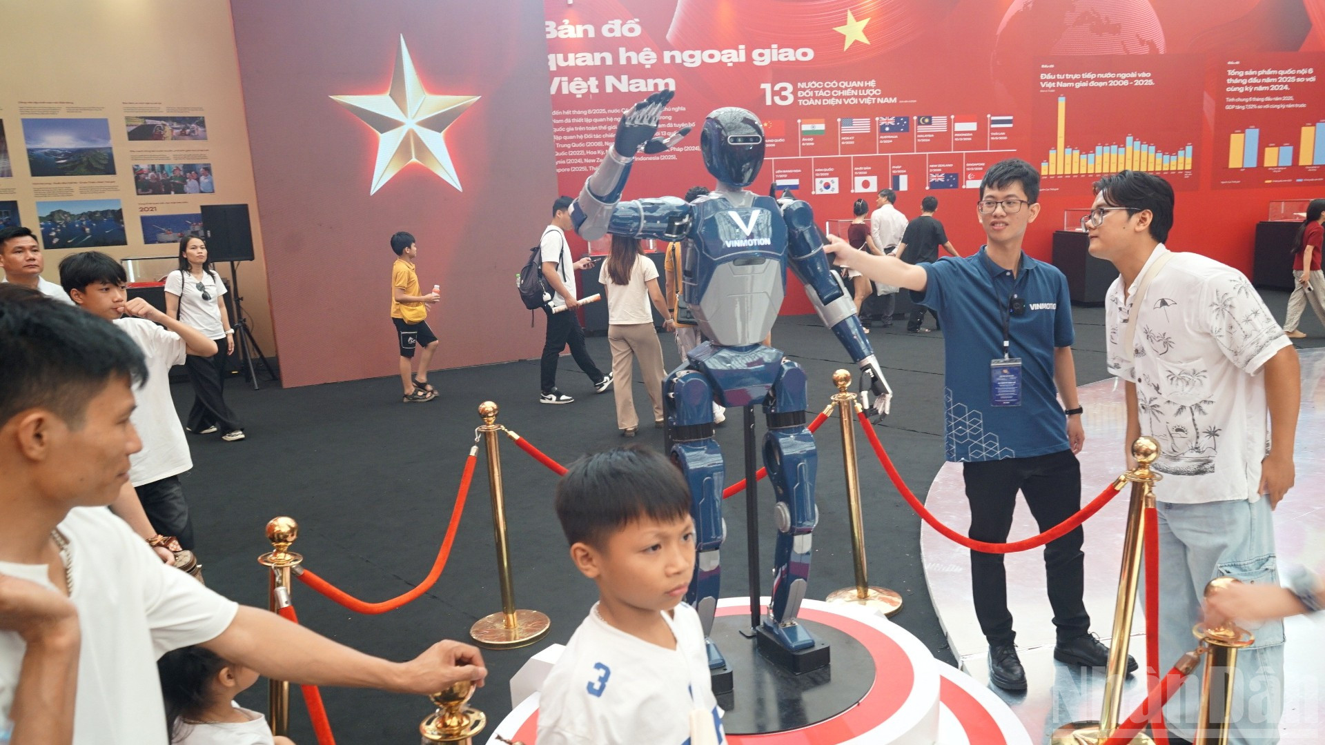 Giới trẻ trải nghiệm công nghệ tại phân khu Triển lãm 95 năm Cờ Đảng soi đường. (Ảnh: TRUNG HƯNG) ndo_br_dsc02992-912-6105.jpg