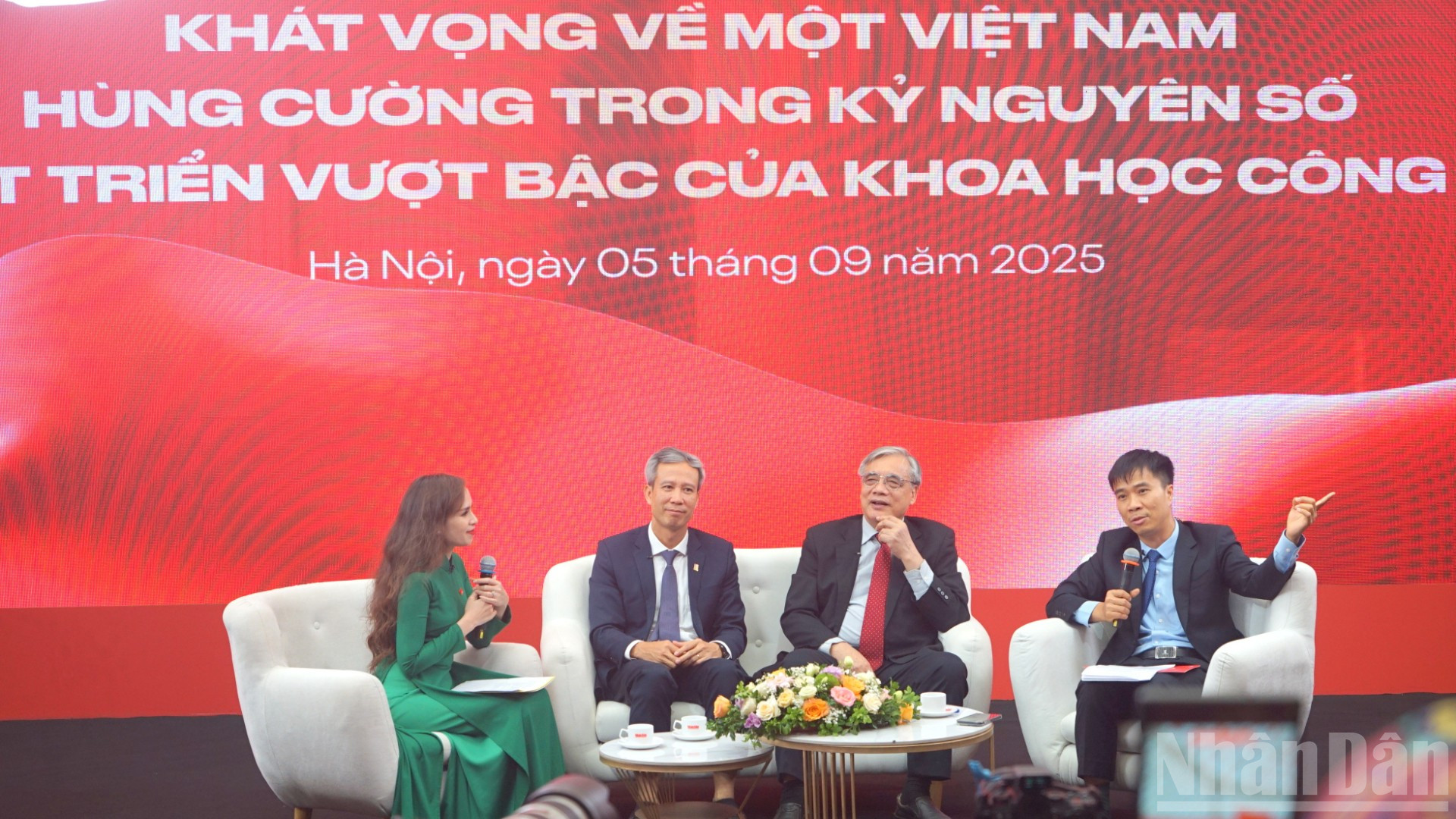 Các diễn giả chia sẻ tại tọa đàm. (Ảnh: TRUNG HƯNG)